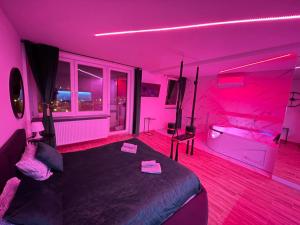 Posteľ alebo postele v izbe v ubytovaní YOURAPART JACUZZI przy ZAMKU KRÓLEWSKIM
