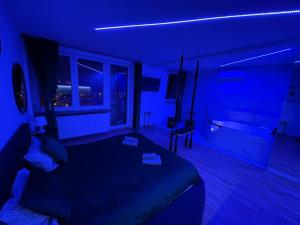 Posteľ alebo postele v izbe v ubytovaní YOURAPART JACUZZI przy ZAMKU KRÓLEWSKIM