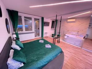 Posteľ alebo postele v izbe v ubytovaní YOURAPART JACUZZI przy ZAMKU KRÓLEWSKIM