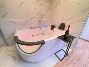 Fotografia z galérie ubytovania YOURAPART JACUZZI przy ZAMKU KRÓLEWSKIM vo Varšave + 21 fotografií