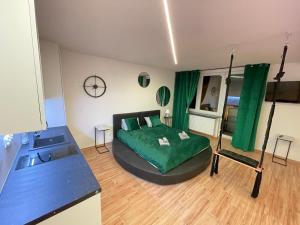 Posteľ alebo postele v izbe v ubytovaní YOURAPART JACUZZI przy ZAMKU KRÓLEWSKIM
