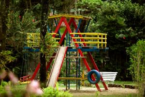 een speeltuin met een kleurrijke glijbaan in een park bij Villas De Paraty in Paraty
