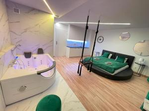 Posteľ alebo postele v izbe v ubytovaní YOURAPART JACUZZI przy ZAMKU KRÓLEWSKIM
