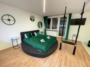 Posteľ alebo postele v izbe v ubytovaní YOURAPART JACUZZI przy ZAMKU KRÓLEWSKIM