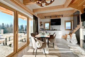 a dining room with a table and chairs at W Sercu Tatr in Rzepiska