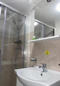 Ένα μπάνιο στο The Town Hotel