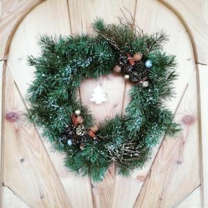 a christmas wreath on a wooden door at Willa u Kuruca in Witów