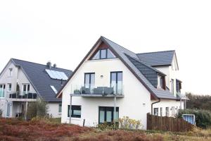 a house with solar panels on the roof at Kleine Buhne in Wenningstedt