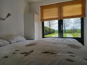 Una cama o camas en una habitación de Nice house with a dishwasher, near the Wadden Sea