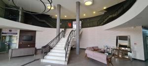 un vestíbulo con una escalera en un edificio en Hotel Opuka, en Sorriso