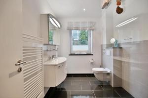 Koupelna v ubytování Parkresidenz Bergstraße 52 Parkresidenz Bergstraße 52 Appartement 2 + 15 fotografií