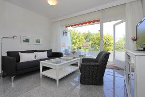 ein Wohnzimmer mit einem Sofa und einem Tisch in der Unterkunft Domizil Strandallee 30 Domizil Strandallee 30 Appartement 32 in Timmendorfer Strand