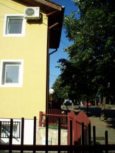 エフォリエ・スドにあるPension Edelweissのエアコン付きの建物前の柵