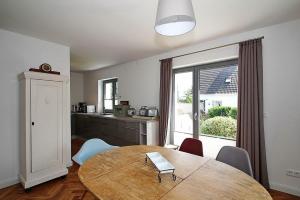 a kitchen and dining room with a table and chairs at Ferienhaus Wohrbarg Ferienhaus Wohrbarg in Timmendorfer Strand