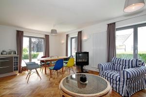 a living room with a couch and chairs and a table at Ferienhaus Wohrbarg Ferienhaus Wohrbarg in Timmendorfer Strand