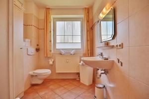 Koupelna v ubytování Gorch-Fock-Straße 34 Gorch-Fock-Str 34 Appartement 1 + 14 fotografií
