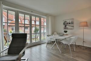 een eetkamer met een tafel en stoelen in een kamer bij Haus Ostseeallee Ostseeallee Appartement 56 in Niendorf