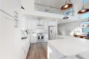 Una cocina con gabinetes blancos y una encimera blanca. en Atlantic Blvd 13314, en Ocean City