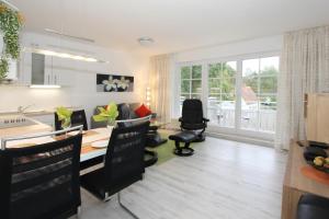 a kitchen and living room with a table and chairs at Haus Parkblick Parkblick Appartement 4 in Scharbeutz