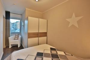 a bedroom with a bed and a star on the wall at Alte Meierei Alte Meierei Appartement 52 in Pönitz am See
