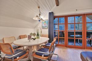 a dining room with a table and chairs and a window at Ferienparadies Klingberg Ferienparadies Klingberg Appartement 6 in Klingberg