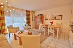 een keuken en eetkamer met een tafel en stoelen bij Haus Parkblick Parkblick Appartement 1 in Scharbeutz