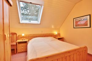 - une chambre avec un lit et une fenêtre dans l'établissement Ferienparadies Klingberg Ferienparadies Klingberg Appartement 2, à Klingberg