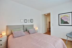 - une chambre avec un grand lit et 2 oreillers dans l'établissement Haus an der See Haus an der See, à Scharbeutz