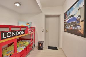 Zimmer mit 2 Etagenbetten und Kamin in der Unterkunft Residenz Ostseestrand Appartement 32 in Scharbeutz + 22 Fotos