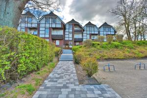 ein großes Gebäude mit einem Backsteinweg davor in der Unterkunft Seepark Seepark Appartement 36 in Scharbeutz