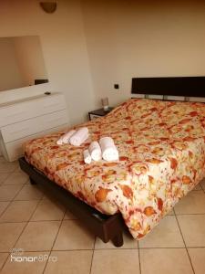 トルトリにあるMussilimbrosuのベッドルーム1室(ベッド1台、白いタオル付)
