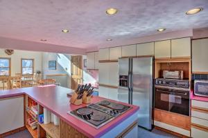 una cucina con piano cottura e frigorifero di Remote WY Ranch with 170 Acres and Views Galore! a Glenrock
