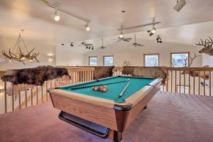 una sala biliardo con tavolo da biliardo di Remote WY Ranch with 170 Acres and Views Galore! a Glenrock