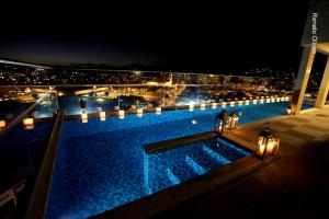 イタジュバにあるHotel Amantykirの夜間のスイミングプールの景色