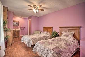 Кровать или кровати в номере Inviting Apartment with Deck in Smoky Mountains