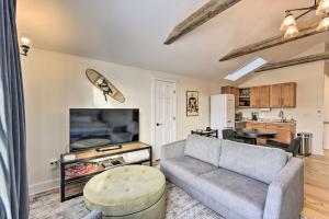 Loft Studio with Mtn Views Less Than 2 Mi to Reservoir!