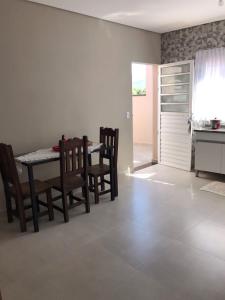 a kitchen and dining room with a table and chairs at Quiosque 2 in Joanópolis