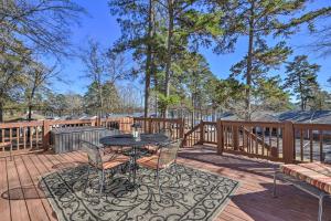 Afbeelding uit fotogalerij van Sparta Lake Home with Deck and Boating Access! in Sparta