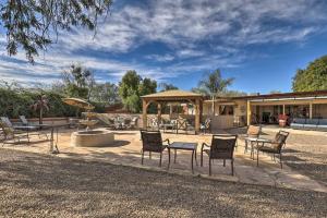 un patio avec des chaises, des tables et un kiosque dans l'établissement Exquisite Tucson Casita by Panto River Park Trail!, à Tucson