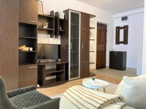 una sala de estar con un sofá y una mesa en Lovely apartment in a quiet area, en Cluj-Napoca 12 fotos más