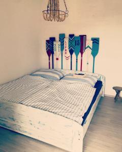 een slaapkamer met een groot bed met blauwe en witte lakens bij LIP no.15 in Lipno nad Vltavou