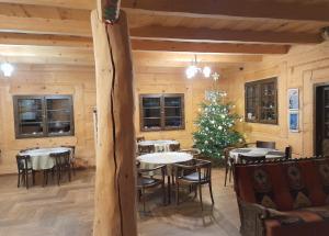 Reštaurácia alebo iné gastronomické zariadenie v ubytovaní Chochlik