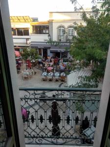 弗茲塔的住宿－Casa Frajo，阳台享有带桌椅的庭院的景致。