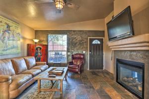 - un salon avec un canapé et une cheminée dans l'établissement Tucson Home with Porch and Lavish Yard Near Trail Heads, à Tucson