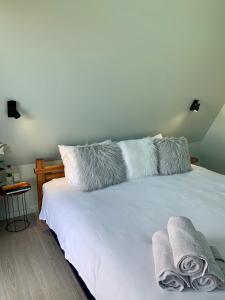 The Cove Tasmania客房内的一张或多张床位