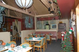 a restaurant with a christmas tree in the dining room at Auberge Godard in Nominingue