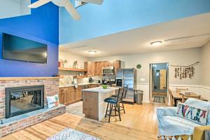 Il dispose d'une cuisine et d'un salon avec une cheminée. dans l'établissement Ski-InandSki-Out Tenney Mountain Condo with Fireplace!, à Plymouth