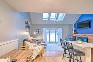 - un salon avec un plafond voûté et une table dans l'établissement Ski-InandSki-Out Tenney Mountain Condo with Fireplace!, à Plymouth