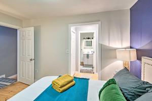 - une chambre avec un lit et une serviette jaune dans l'établissement Ski-InandSki-Out Tenney Mountain Condo with Fireplace!, à Plymouth