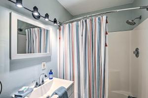 une salle de bain avec un lavabo et un rideau de douche dans l'établissement Ski-InandSki-Out Tenney Mountain Condo with Fireplace!, à Plymouth 20 autres photos